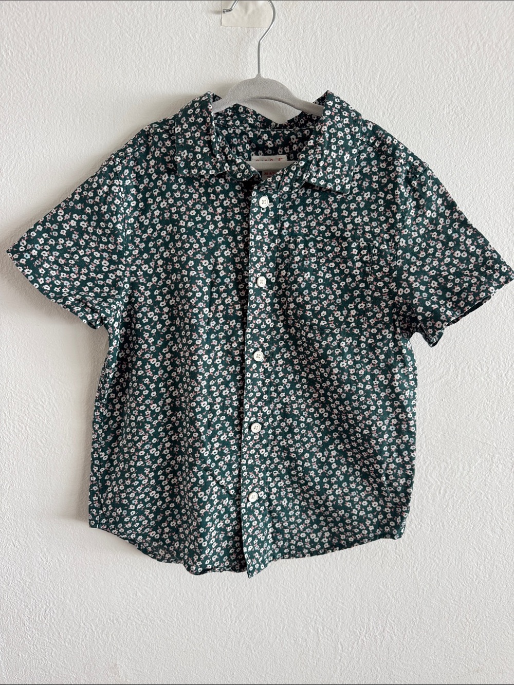 Cat & Jack boys Green Floral Short-Sleeve Button-Down Shirt XS, size 4/5